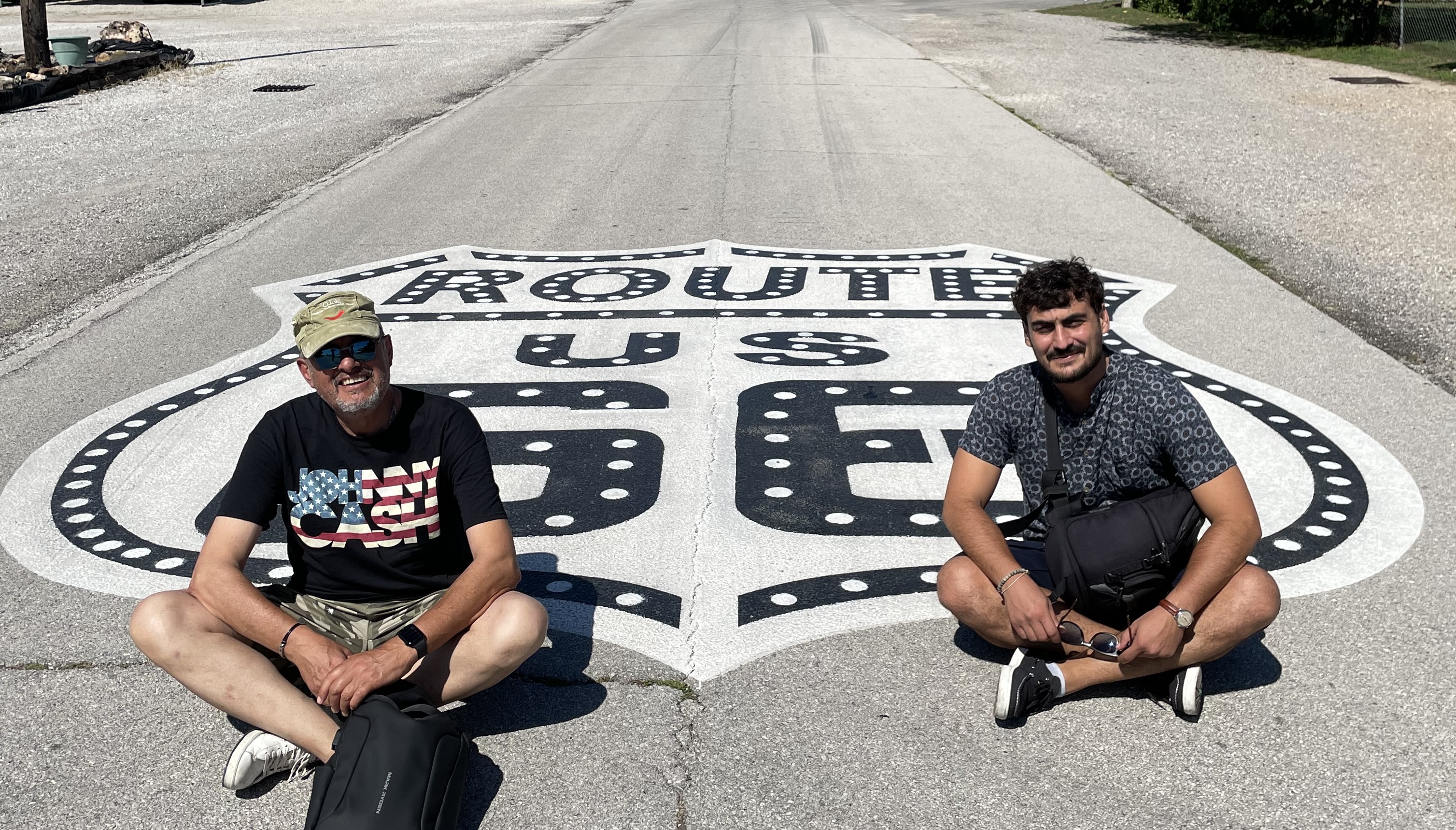 Sullo scudo dipinto della Route 66, sull'asfalto