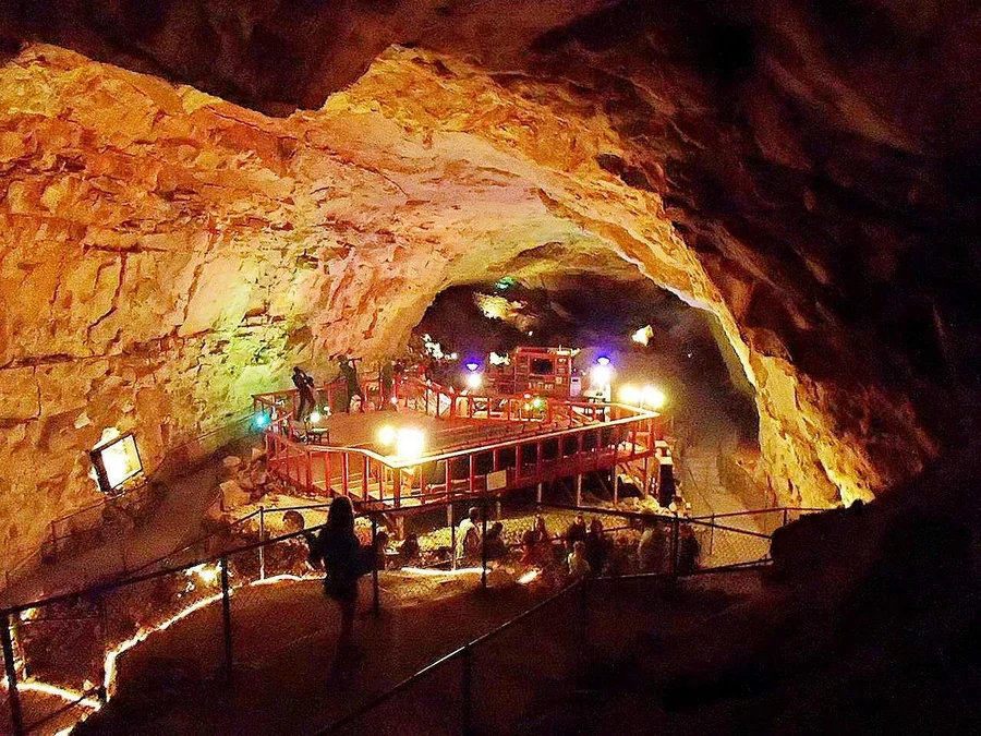 Peach Spring - Grand Canyon Caverns